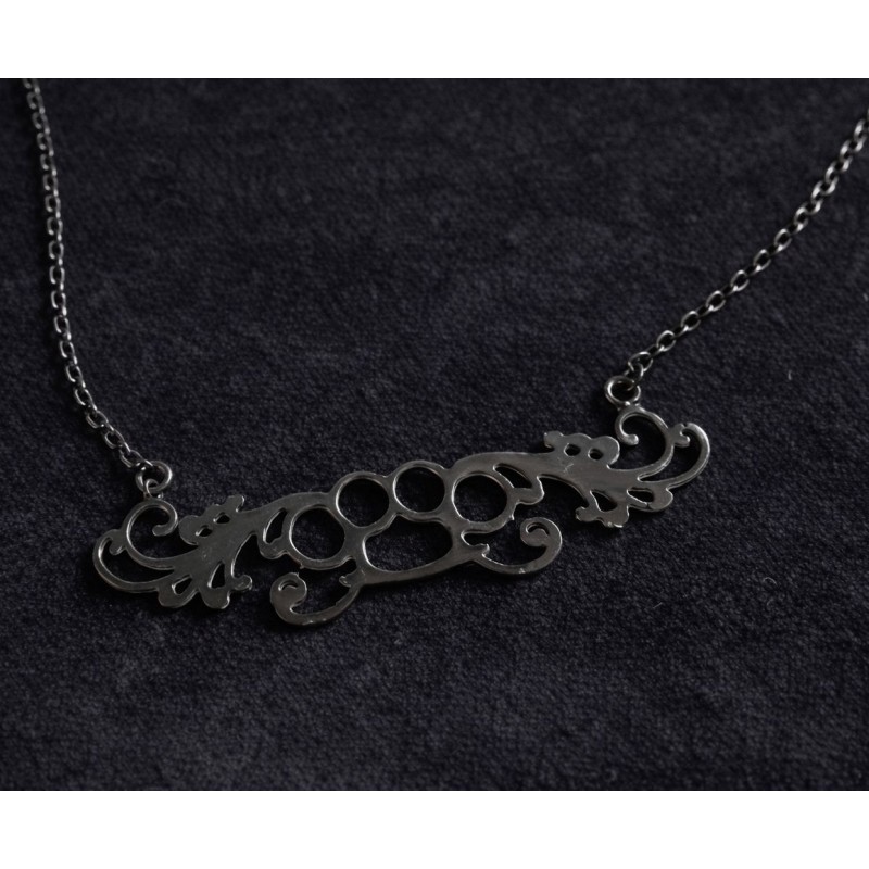 Collier poing américain "arabesque"