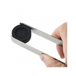 Charbon pour encens en grains.